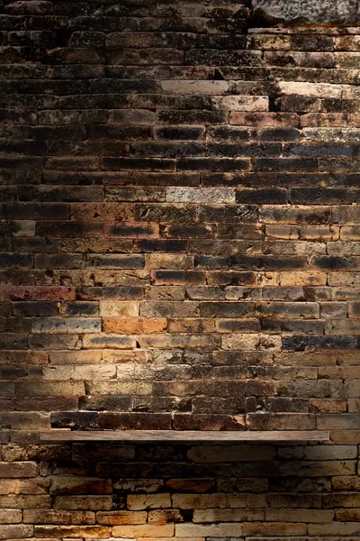 벽돌 벽 텍스처 배경에 빈 나무 선반입니다. 로프트 스타일 컨셉 디자인 — 스톡 사진