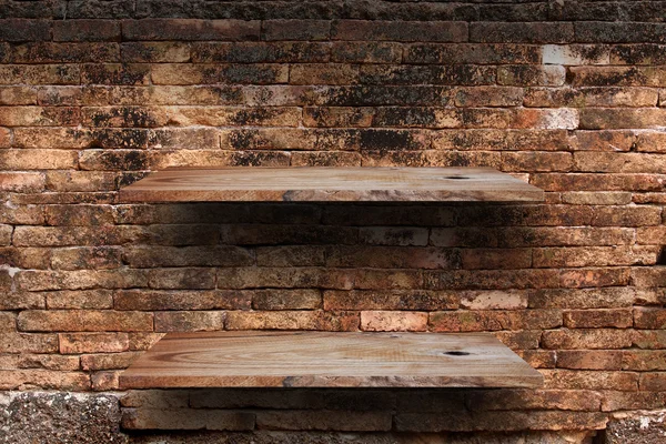 Lege houten planken op oude bakstenen muur achtergrond, grunge industriële interieur ongelijke diffuse verlichting versie. — Stockfoto