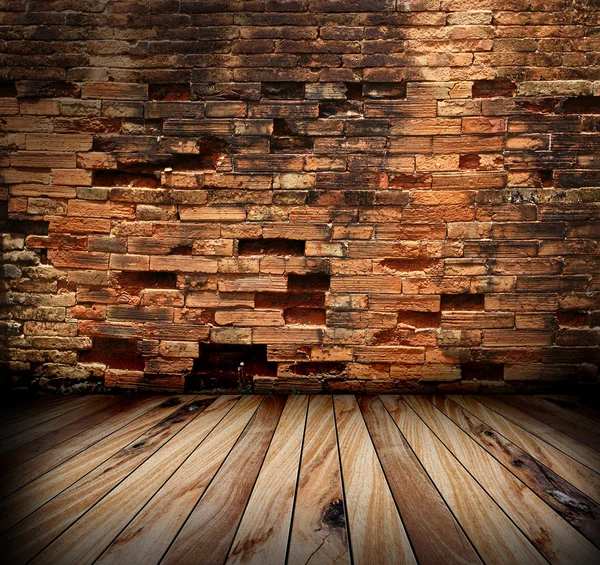 Oude kamer met bakstenen muur en houten vloeren — Stockfoto