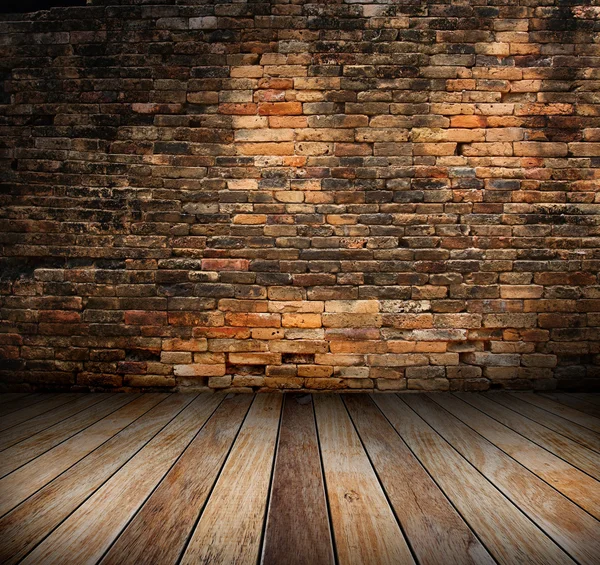 Ancienne chambre avec mur de briques et planchers de bois — Photo