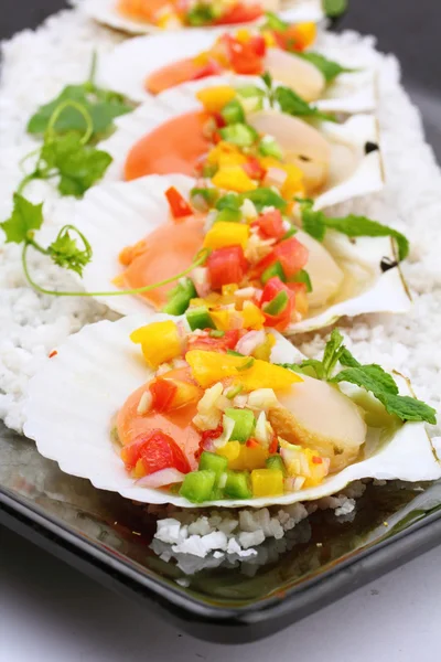 Seared scallops with tropical salsa — Stock Photo, Image