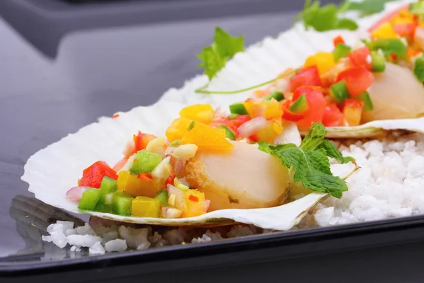 Seared scallops with tropical salsa — Stock Photo, Image