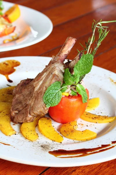 Bastidor de cordero con durazno a la parrilla — Foto de Stock