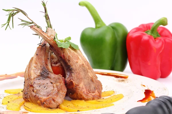 Rack of lamb with grilled peach with fresh peppers — Stock Photo, Image