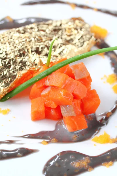 Filé de salmão em caviar de molho de creme — Fotografia de Stock