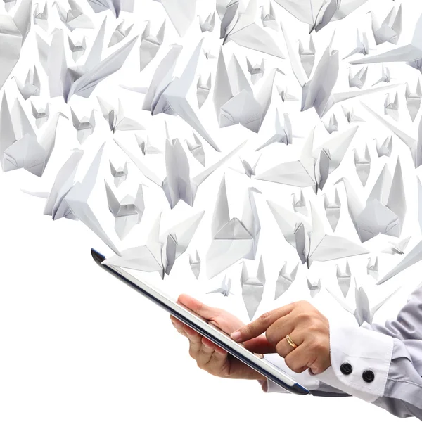 Geschäftsfrau zeigt mit Origami-Papiervögeln auf Touchscreen — Stockfoto