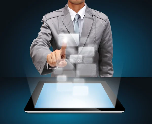 Biznesmen przy użyciu komputera typu tablet i wirtualnych ikony — Zdjęcie stockowe
