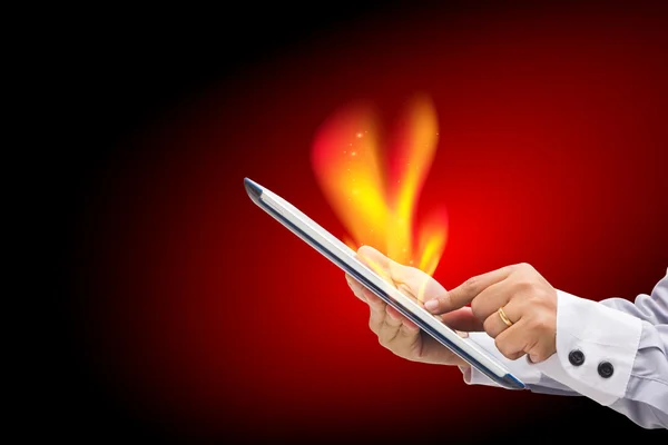 手与 tablet pc 计算机用大火火 — 图库照片