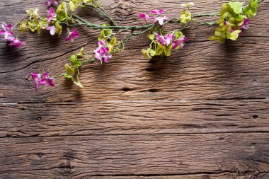 Ahşap arkaplanda çiçekler