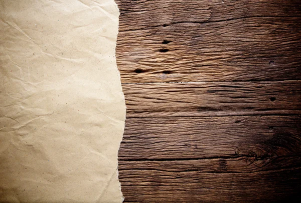 Viejo papel marrón sobre fondo de madera — Foto de Stock