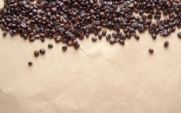 Grãos de café em fundo de madeira — Fotografia de Stock