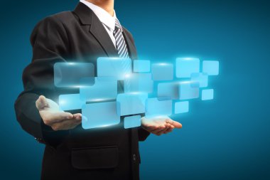 bir sanal dokunmatik ekran arayüzü üzerinde itme iş adamı el