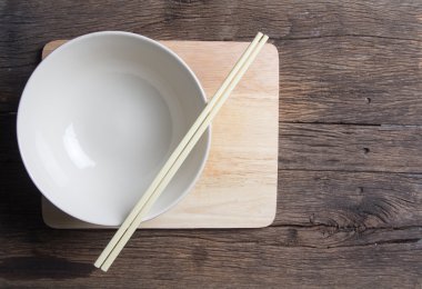 Ahşap masada beyaz seramik kase