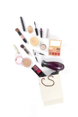 alışveriş çantası ile kozmetik koymak