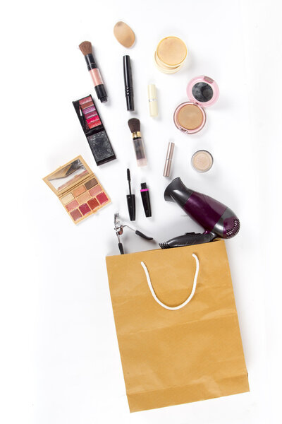 Shopping bag with cosmetics set