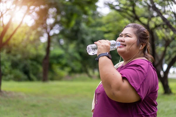 Mulher Gorda Asiática Bebendo Garrafa Água Com Treino Livre Exercitando — Fotografia de Stock