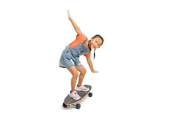 Happy Asiatique Petite Fille Enfant Jouer Surf Skate Board Isoler — Photo