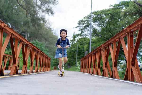 Glücklich Asiatisch Schulmädchen Fahrt Ein Roller Bis Schule Idee Konzept — Stockfoto