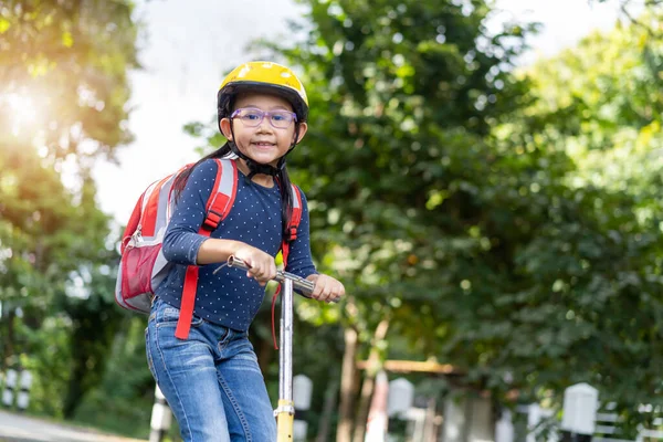 Felice Asiatico Scuola Ragazza Cavalcare Scooter Scuola Idea Concetto — Foto Stock