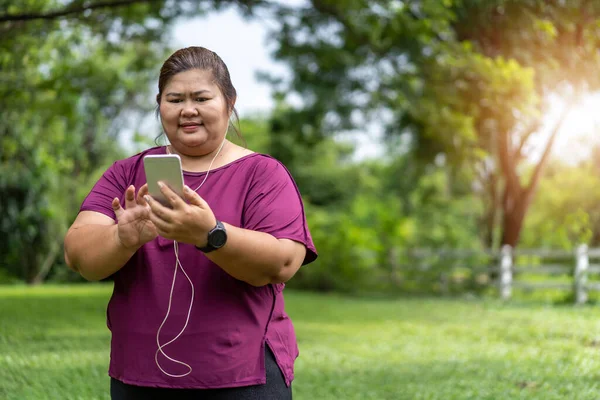 Fat Woman Asian Holding Smart Phone Listening Music Exercise Outdoors — Stock Photo, Image