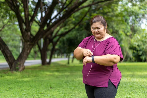 Fat Woman Asian Checking Time Heart Rate Smart Watch Exercise — ストック写真