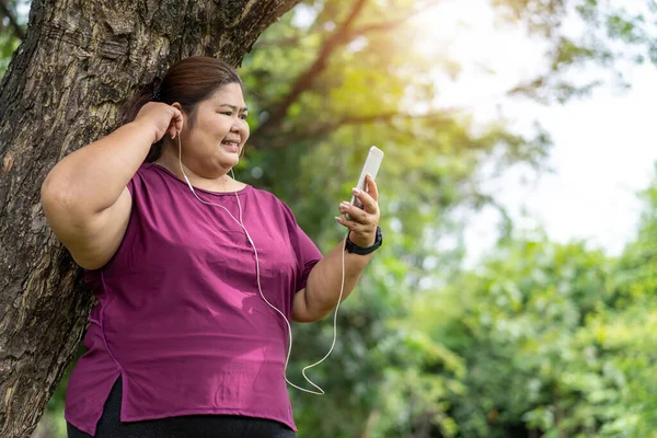 Fat Woman Asian Holding Smart Phone Listening Music Exercise Outdoors — Stock Photo, Image