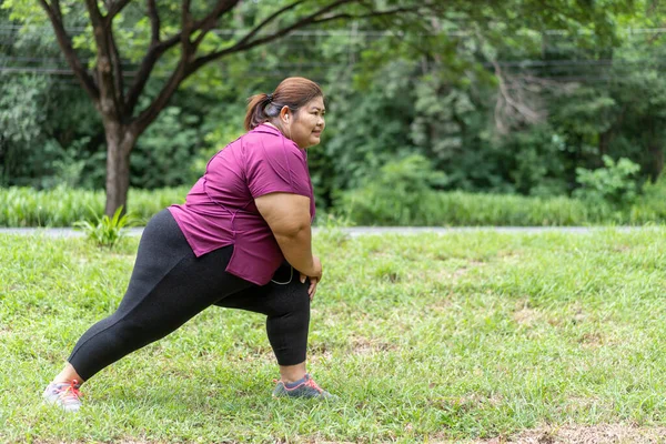 Азиатская Толстая Женщина Тренировки Открытом Воздухе Упражнения Парке Спорт Отдых — стоковое фото