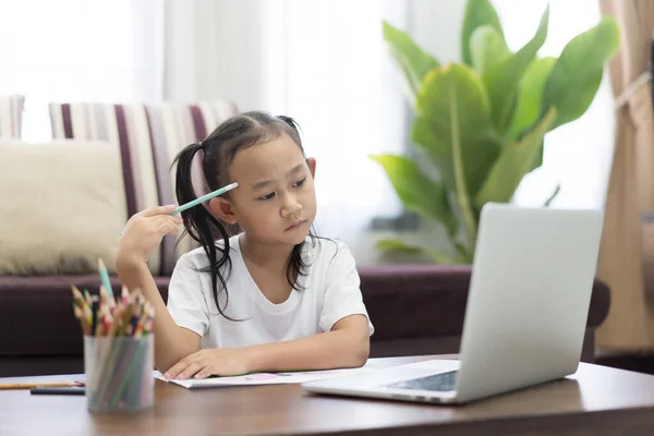 Gadis Asia Bijaksana Mempelajari Pelajaran Online Rumah Jarak Sosial Konsep — Stok Foto