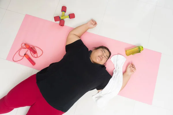 Asiatin Fett Erschöpft Mit Überschüssigem Gewicht Auf Dem Boden Liegend — Stockfoto