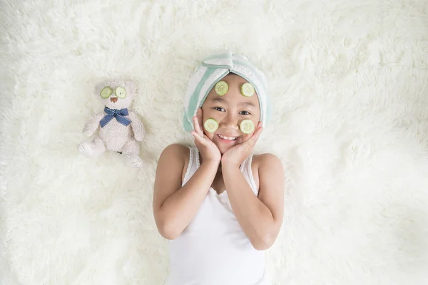 Top View Niño Asiático Niña Llevar Una Turbina Toalla Mascarilla — Foto de Stock