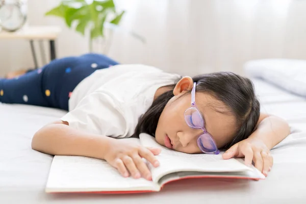 Asiático Niño Niña Dormir Cansado Leer Libro Cama — Foto de Stock