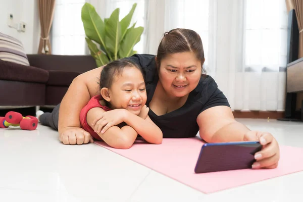 Asian Woman Fat Little Girl Using Smart Phone — Stock Photo, Image