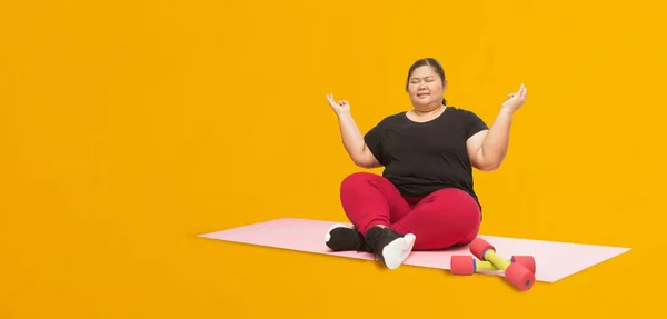 Asian Fat Woman Workout Isolated Yellow Background Clipping Paths Design — Stock Photo, Image