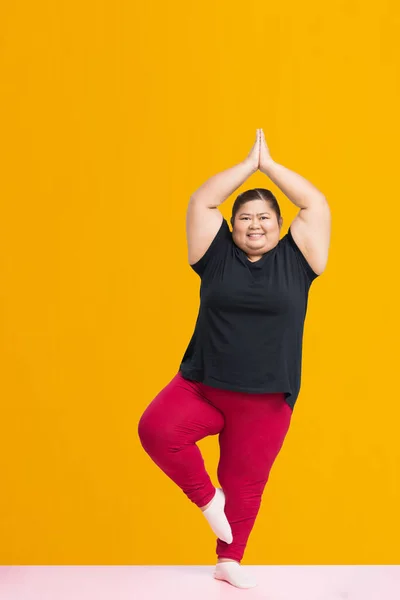 Asian Fat Woman Workout Isolated Yellow Background Clipping Paths Design — Stock Photo, Image