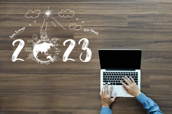 Работа Ноутбуке Компьютер 2023 Новым Годом Творческий Рисунок Окружающей Среды — стоковое фото