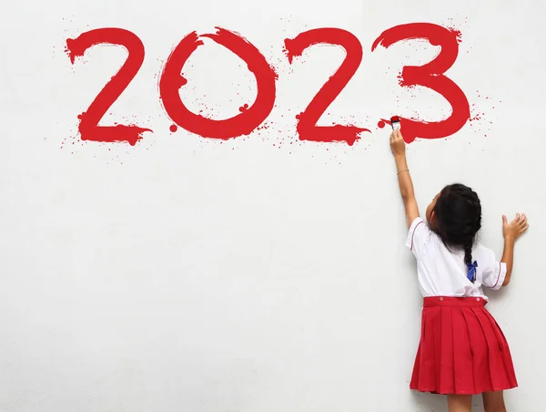 Feliz Ano Novo 2023 Menina Segurando Uma Pintura Pincel Fundo — Fotografia de Stock