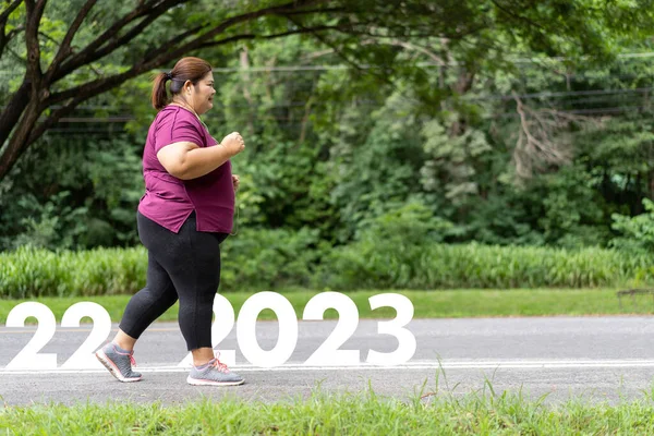 2023新年やストレートコンセプトを開始します 言葉2023アスファルト道路に書かれ アジアの脂肪の女性は減量を実行する準備ができて — ストック写真