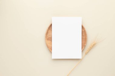Boş kağıt kartlar, ahşap tabakta buğdaylı maket, bej arka plan, en az bej iş yeri kompozisyonu, düz yatak, maket