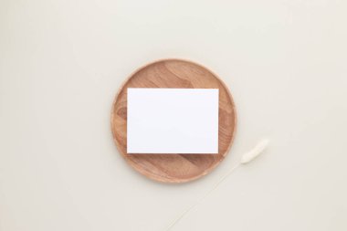 Boş kağıt kartlar, ahşap tabakta pampa otlu maket, bej arka plan, en az bej iş yeri kompozisyonu, düz yatak, maket