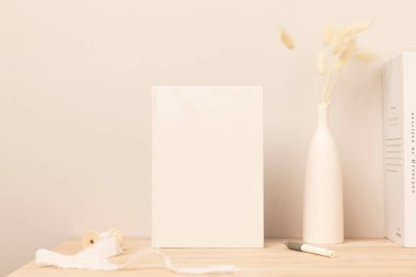 Boş kağıt kart, tebrik kartı maketi. Kurumuş Tavşan Kuyruğu ve otla dekorasyon, ön manzara, ahşap masada güzel Tavşan Kuyruğu çimi ve bej beton arka plan.