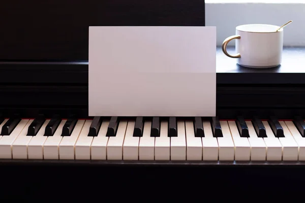 Carte Papier Vierge Carte Vœux Maquette Piano Avec Tasse Café — Photo