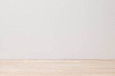 Ürün arkaplanı, beton duvarlı boş ahşap masa