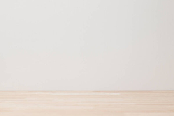 Фон продукта, пустой деревянный стол с бетонной стеной