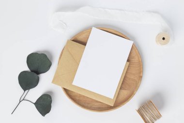 Boş tebrik kartı daveti Beyaz zemin üzerinde okaliptüs yaprağı, minimum masa çalışma alanı kompozisyonu, düz yatış, model