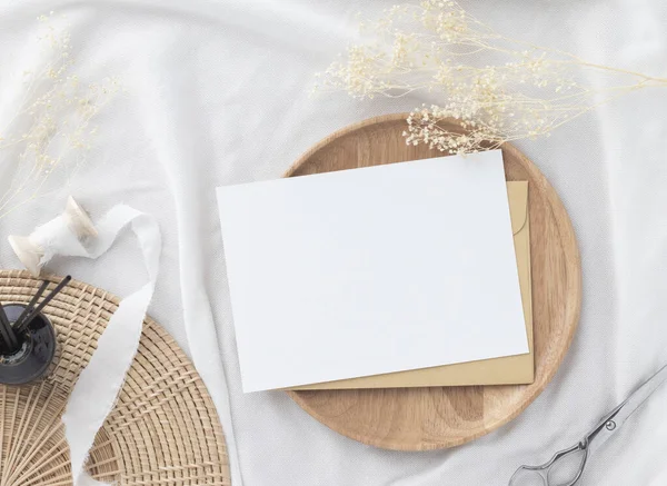 Boş tebrik kartı daveti Kahverengi zarf üzerinde Mockup 5x7 pastel yeşil arka plan, düz yatış, model