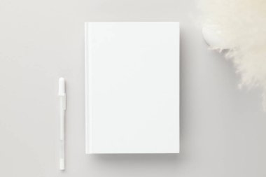 Beyaz kitap boş kapak, bej bir arka plan, kuru çiçek, düzlük, sahte