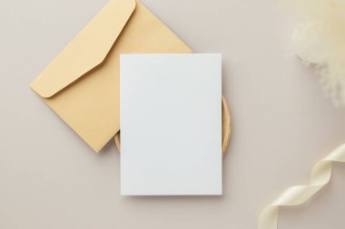 Boş tebrik kartı daveti Kuru çiçekli zarfa Mockup 5x7 Ve kağıt arka planda şerit, düz yatış, model