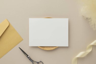 Boş tebrik kartı daveti Kuru çiçekli zarfa Mockup 5x7 Ve kağıt zemin üzerinde kurdele, düz uzanma, taklit