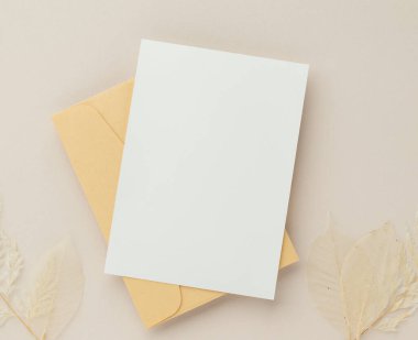 Kutlama için zarflı boş tebrik kartı, düğün kartları, doğum günü kartı, tasarım için model.