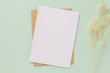 Kutlama için zarflı boş tebrik kartı, düğün kartları, doğum günü kartı, tasarım için model.